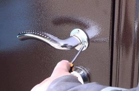 Замена дверной ручки металлической двери в Кировграде